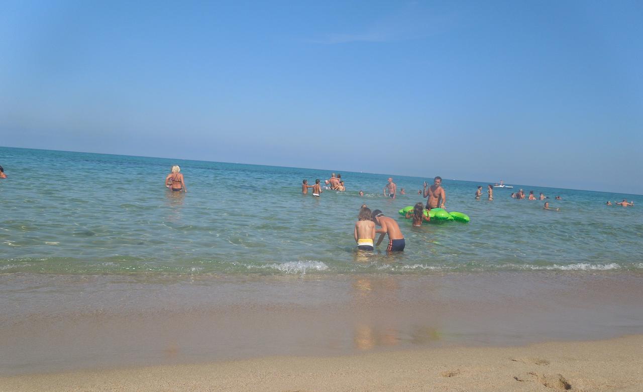 Baia Delle Mimose Aparthotel Badesi Kültér fotó